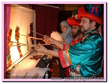 Karagöz ve Hacivat kuklalarıyla oynatıyorlar.